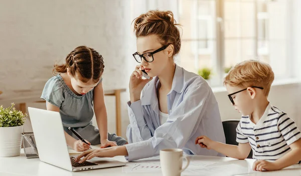 Piccolo Ragazzo Annoiato Madre Stanca Pensierosa Freelance Occhiali Concentrandosi Sullo — Foto Stock