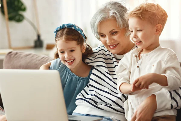 Alegre Mujer Mayor Disfrutando Del Tiempo Con Sus Nietos Mientras — Foto de Stock