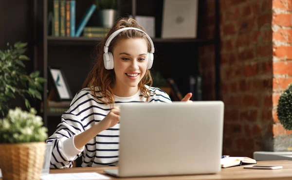 Feliz Hembra Milenaria Ropa Casual Auriculares Inalámbricos Gesticulando Mientras Comparte — Foto de Stock