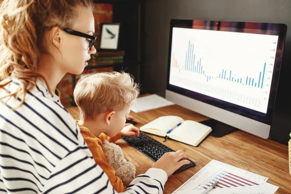 Söt Liten Pojke Sitter Sin Mors Knä Medan Mamma Arbetar — Stockfoto