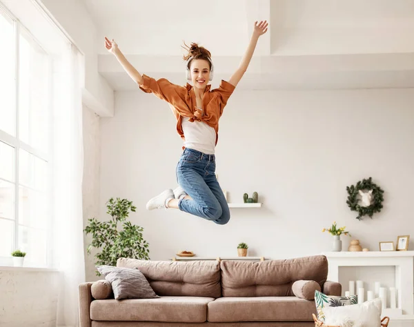 Angle Bas Jeune Femme Ravie Dans Des Écouteurs Sans Fil — Photo