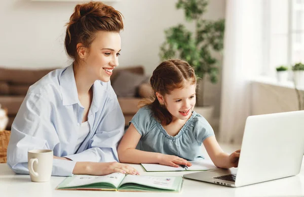 Mujer Joven Positiva Ayudando Hija Búsqueda Información Para Tarea Internet — Foto de Stock