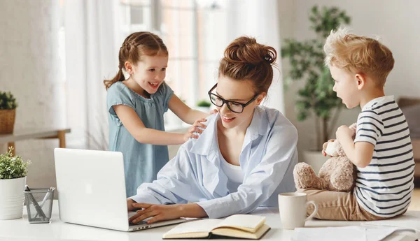 Szczęśliwa Rodzina Freelancer Matka Pracuje Zdalnie Laptopie Zabawy Dzieci Syn — Zdjęcie stockowe