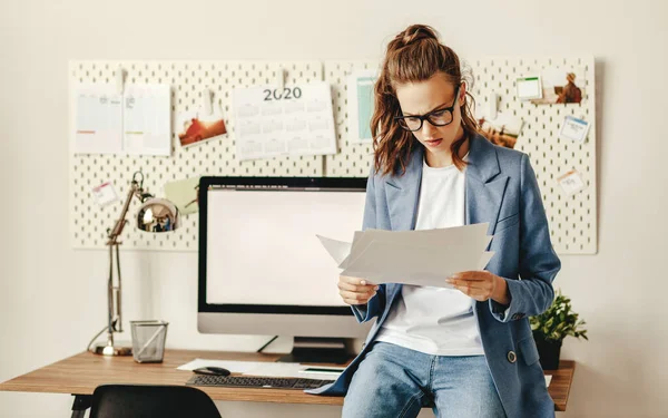 Emprendedora Joven Insatisfecha Ropa Casual Gafas Examinando Documentos Mientras Está — Foto de Stock