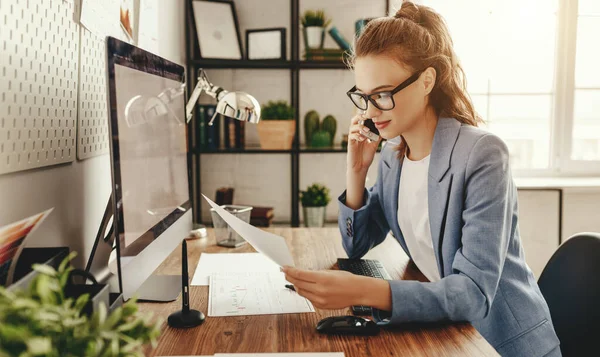 Vista Laterale Della Giovane Imprenditrice Positiva Che Una Conversazione Telefonica — Foto Stock