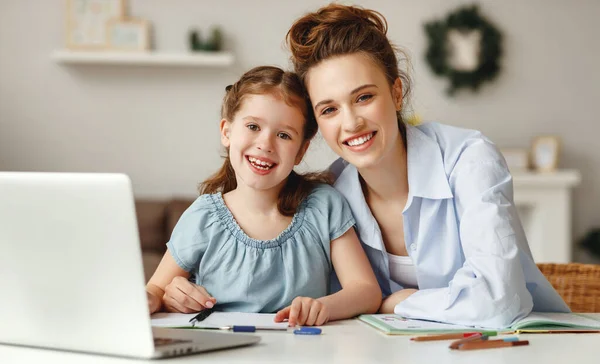 Mujer Joven Positiva Ayudando Hija Búsqueda Información Para Tarea Internet —  Fotos de Stock