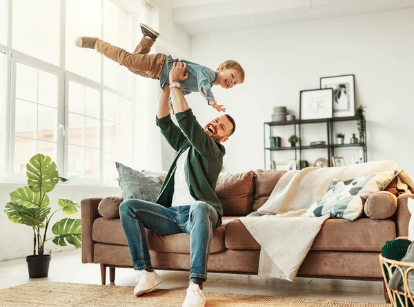 Neşeli Baba Kanepeye Oturup Keyifli Küçük Çocuğu Kusarken Modern Yaşam — Stok fotoğraf