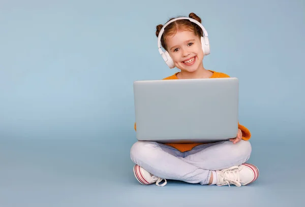 Corpo Pieno Positivo Bambina Cuffia Sorridente Guardare Cartone Animato Sul — Foto Stock