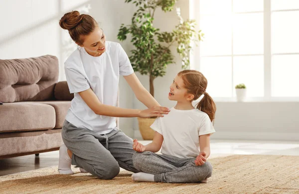 Kärleksfull Kvinna Som Hjälper Charmig Liten Flicka Med Asana Samtidigt — Stockfoto