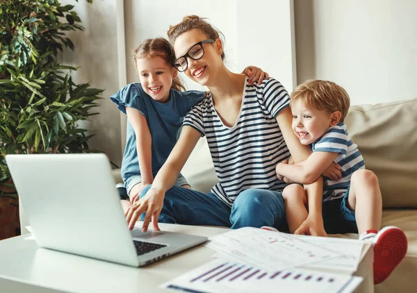 Jovencita Alegre Trabajando Desde Casa Con Laptop Documentos Mientras Los — Foto de Stock