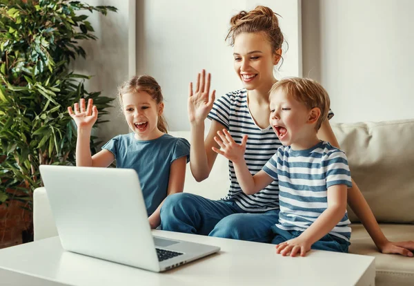 Glada Unga Kvinna Och Små Barn Njuter Videokonversation Laptop Samtidigt — Stockfoto