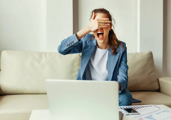 Jonge Vrouwelijke Ondernemer Casual Slijtage Bedekking Ogen Schreeuwen Boos Met — Stockfoto