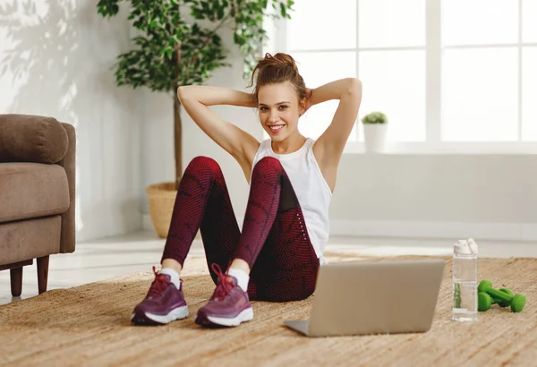 Mujer Joven Positiva Ropa Deportiva Haciendo Ejercicio Push Viendo Video — Foto de Stock