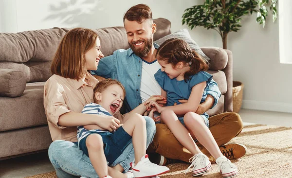 Feliz Padre Madre Con Niños Pequeños Sentados Suelo Cerca Del —  Fotos de Stock