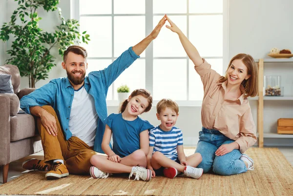 陽気若いです家族男性と女性形成屋上で手と小さな子供と一緒に座っている間に床の上に自宅のリビングルーム — ストック写真