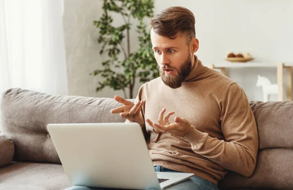 Jonge Man Met Baard Casual Dragen Communiceren Met Een Vriend — Stockfoto