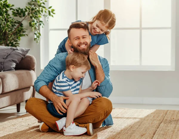 Joyeux Jeune Homme Appréciant Passe Temps Avec Petit Fils Fille — Photo