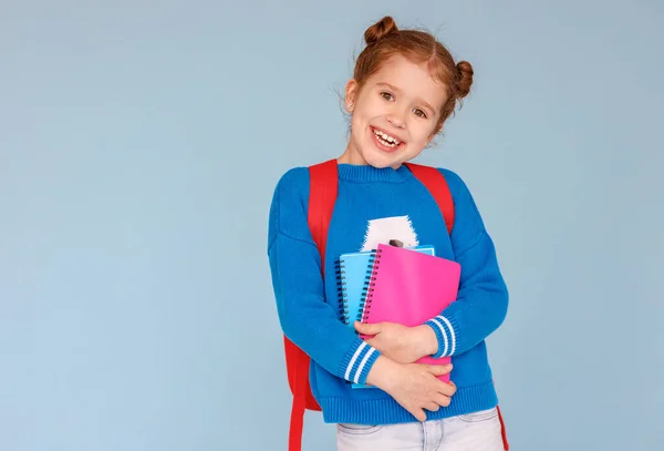 Menina Feliz Roupas Casuais Sorrindo Para Câmera Abraçando Cadernos Enquanto — Fotografia de Stock