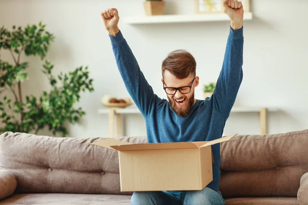 Feliz Joven Barbudo Levantando Los Brazos Con Los Puños Cerrados — Foto de Stock