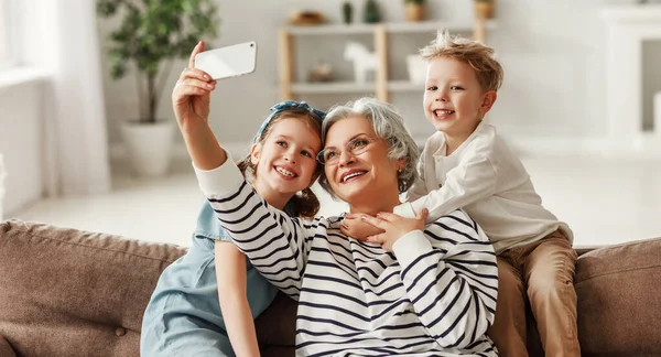 Senior Vrouw Glimlachen Het Nemen Van Selfie Met Vrolijke Jongen — Stockfoto