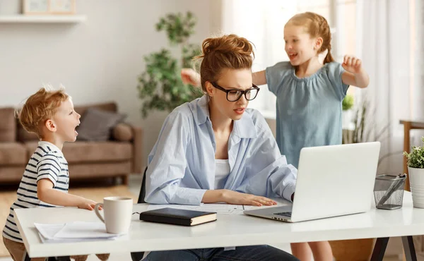 Ondeugend Meisje Kleine Zoon Schreeuwen Interfereren Met Drukke Moeder Freelancer — Stockfoto