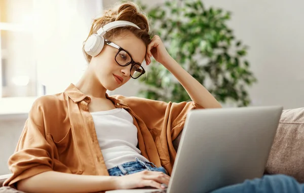 Intelligente Sérieuse Jeune Femme Vêtements Décontractés Écouteurs Regarder Film Sur — Photo