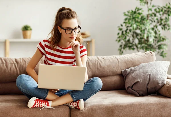 Inteligente Jovem Mulher Óculos Sentado Sofá Fazendo Projeto Freelance Laptop — Fotografia de Stock