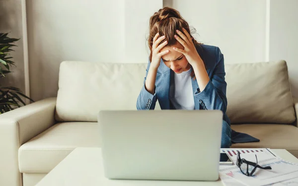 Infeliz Estresado Joven Empresaria Ropa Casual Siente Nervioso Por Los —  Fotos de Stock