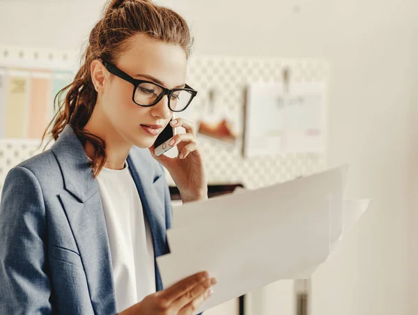 Gestora Joven Seria Traje Elegante Anteojos Teniendo Conversación Telefónica Discutiendo — Foto de Stock