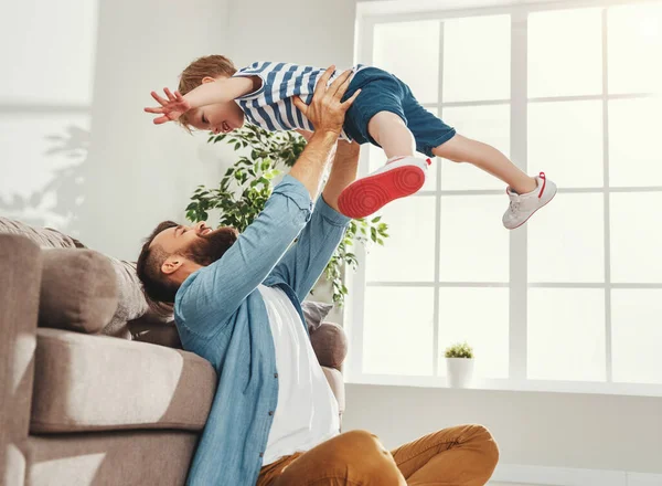 Jovem Alegre Uso Casual Sentado Chão Vomita Feliz Pequeno Filho — Fotografia de Stock