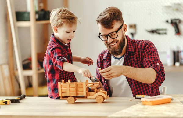 Щасливий Маленький Хлопчик Допомагає Батькові Створенні Дерев Яного Іграшкового Автомобіля — стокове фото