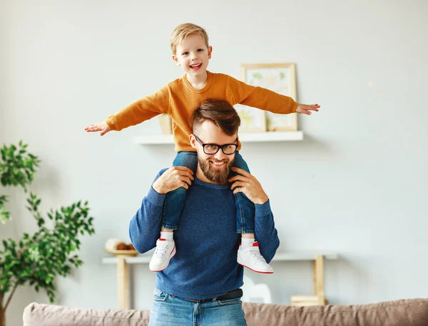 Fröhlicher Junger Mann Freizeitkleidung Gibt Aufgeregten Kleinen Jungen Huckepackfahrt Beim — Stockfoto