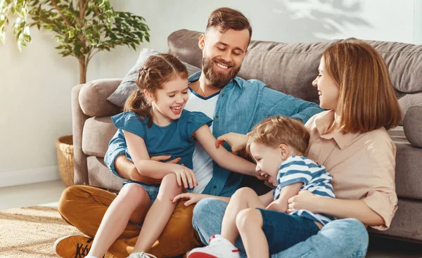 Gelukkig Vader Moeder Met Kleine Kinderen Zitten Vloer Buurt Van — Stockfoto