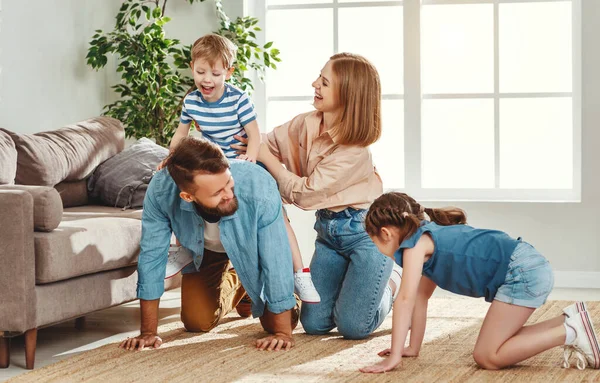 Fröhlicher Familienvater Gibt Aufgeregten Kleinen Sohn Huckepack Fahrt Während Zeit — Stockfoto