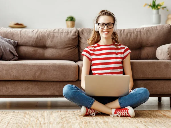 Joyeuse Femme Millénaire Avec Ordinateur Portable Dans Des Écouteurs Sans — Photo