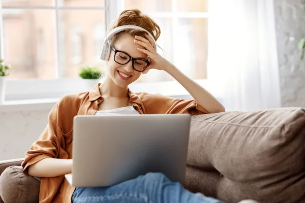 Mulher Milenar Feliz Com Laptop Fones Ouvido Sem Fio Roupas — Fotografia de Stock