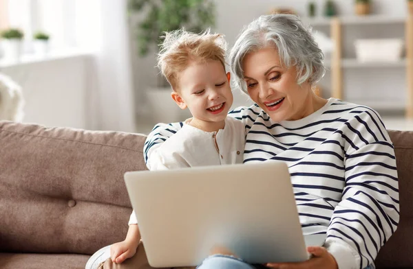 Fröhliche Seniorin Genießt Zeit Mit Kleinem Enkel Während Sie Zusammen — Stockfoto