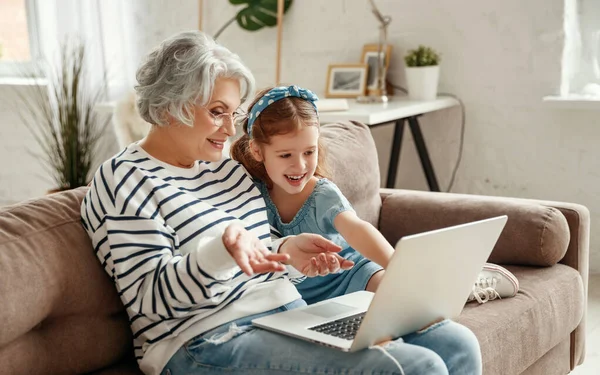 Feliz Anciana Mujer Con Linda Nieta Sonriendo Mientras Sienta Sofá — Foto de Stock