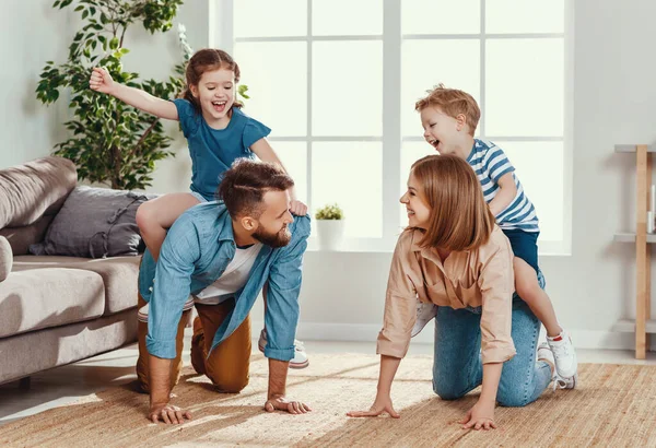 Cheerful Young Couple Laughing While Having Fun Giving Piggyback Ride — Stock Photo, Image