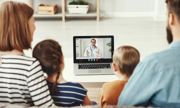 Famiglia Conduce Una Videoconferenza Video Chat Consultazione Con Medico Online — Foto Stock