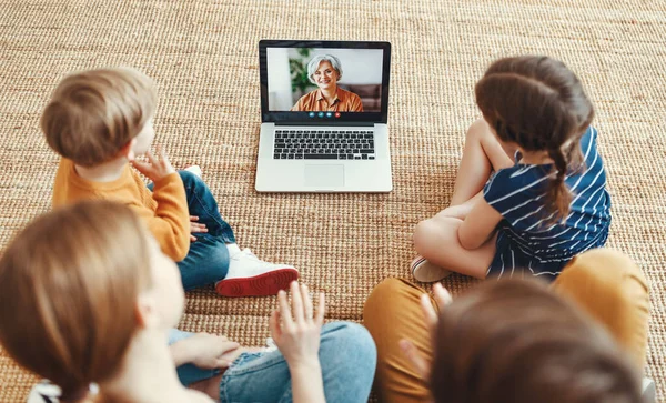 Bambini Nipoti Che Godono Videoconversazione Laptop Con Nonna Mentre Siedono — Foto Stock