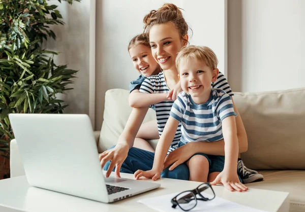 Glada Unga Kvinna Som Arbetar Hemifrån Med Bärbar Dator Och — Stockfoto