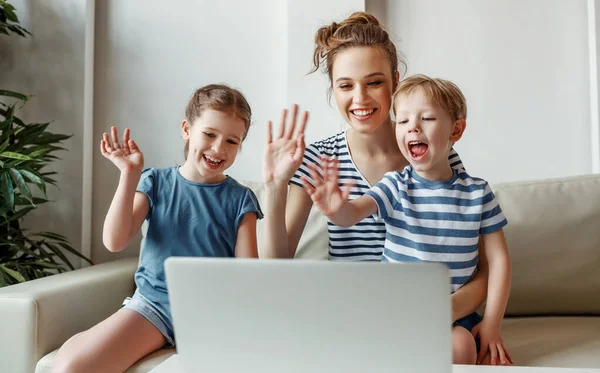 Glada Unga Kvinna Och Små Barn Njuter Videokonversation Laptop Samtidigt — Stockfoto
