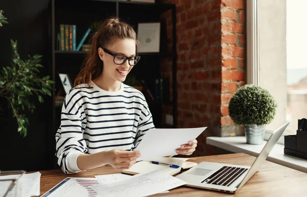 Happy Wesoły Kobieta Freelancer Okularach Ubraniach Casual Analizując Informacje Dokumentach — Zdjęcie stockowe