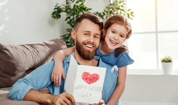 Feliz Padre Abraza Pequeña Hija Alegre Celebración Tarjeta Felicitación Dada — Foto de Stock