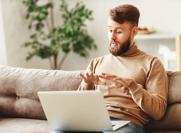 Positieve Jongeman Casual Kleding Zitten Bank Chatten Met Een Vriend — Stockfoto