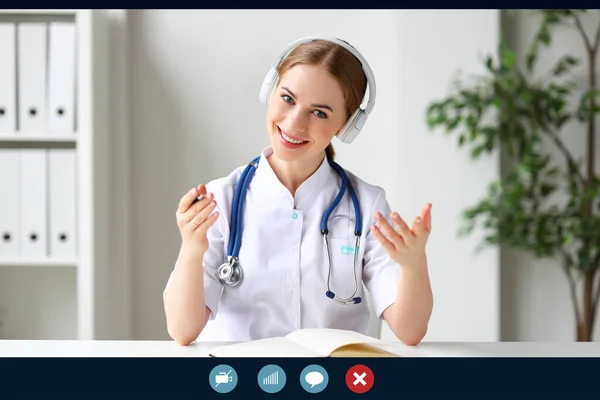 Médico Positivo Sorrindo Para Câmera Gesticulando Enquanto Conversa Com Paciente — Fotografia de Stock