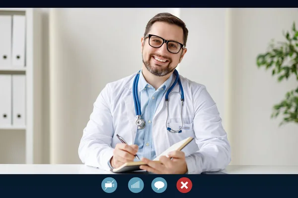 Glückliche Ärztin Lächelt Für Kamera Und Schreibt Während Videotelefonie Ins — Stockfoto