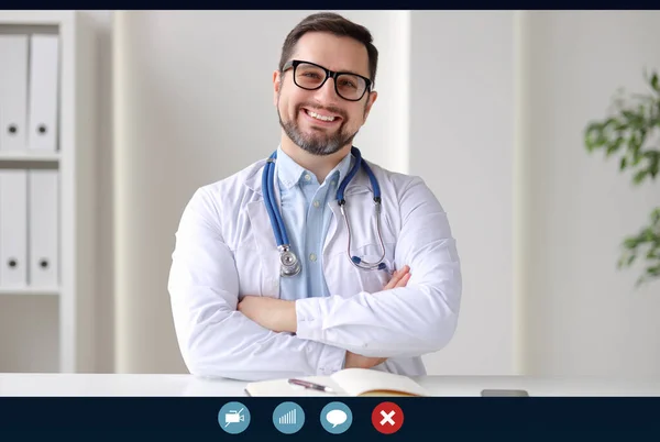 Médico Confiante Com Braços Cruzados Sorrindo Olhando Para Câmera Enquanto — Fotografia de Stock