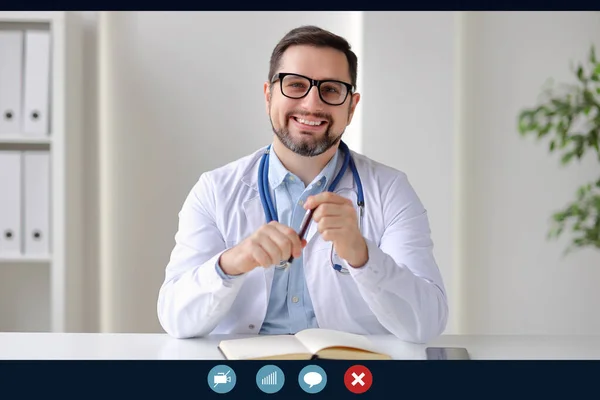 Médico Confiante Sorrindo Olhando Para Câmera Enquanto Faz Uma Chamada — Fotografia de Stock